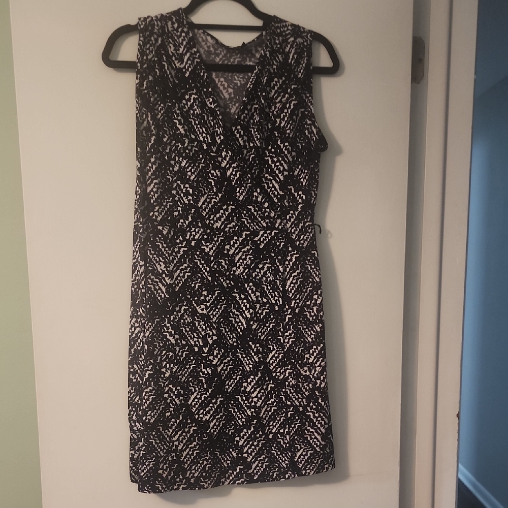 Apt. 9 Black and White Sleeveless V-Neck Sheath Dress